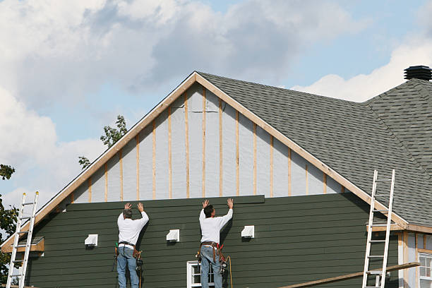 Professional Siding Replacement technician working in Leesburg, FL